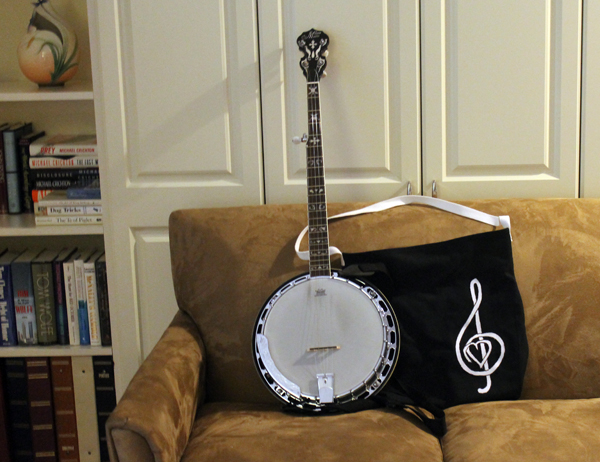 Happy banjo and tote